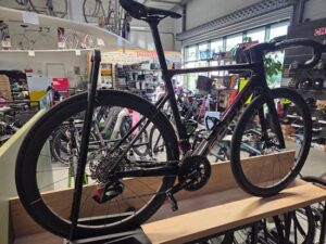 FOCUS-ROUTE-IZALCO MAX-ROUES VARBON-SRAM RIVAL AXS