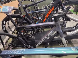 FOCUS-ROUTE-IZALCO-ROUES DT SWISS-SHIMANO 105